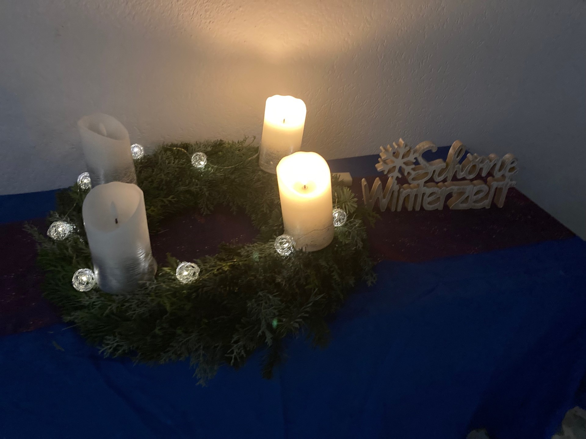 Adventskranz mit 2 brennenden Kerzen