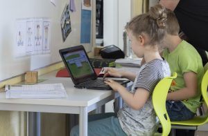 Kinder beim Lernen in der Stunde "Meine Lernzeit"